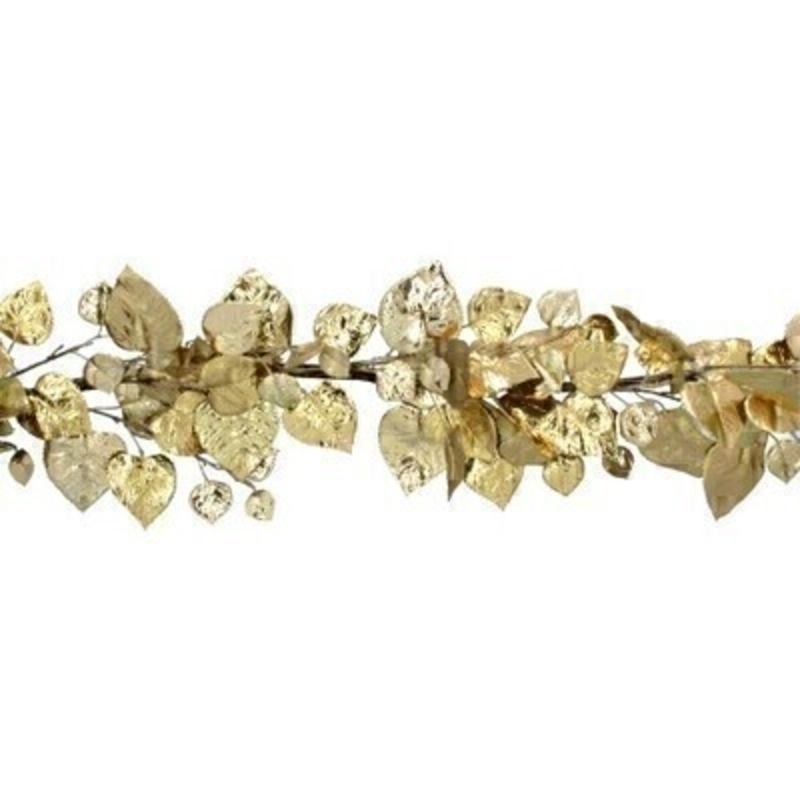 This metallic gold leaf garland is beautifully decorated making it perfect for Christmas. This festive garland by Gisela Graham will delight for years to come. It will compliment any Christmas decorations and has a matching wreath available. Remember Booker Flowers and Gifts for Gisela Graham Christmas Decorations. 